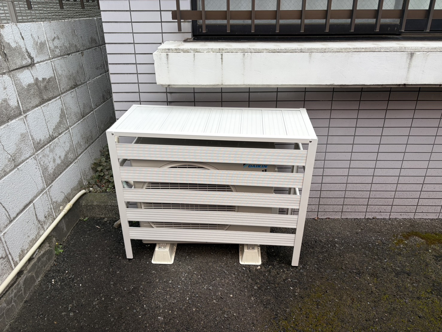 横浜市鶴見区で組み立て・設置したエアコン室外機カバー（アルミルーバータイプ）